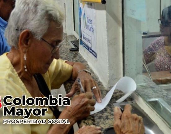 Colombia Mayor_ Pagos de Diciembre 2023-MP Noticias, señora de la tercera edad firmando papel de cobro