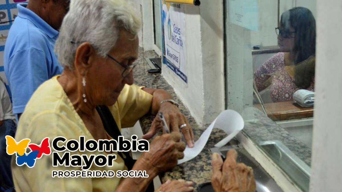 Colombia Mayor_ Pagos de Diciembre 2023-MP Noticias, señora de la tercera edad firmando papel de cobro
