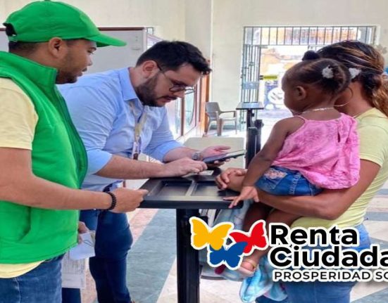 Inician Pagos de $500 mil pesos colombianos-MP Noticias, Imagen de una mujer con niña en brazos consultando en una entidad bancaria, logo de renta ciudadana, señor consultando por celular y un señor de chaleco verde con papeles en la mano observando
