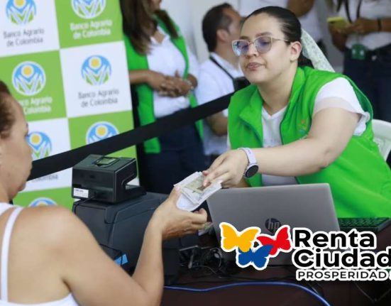 Consulta de Pagos-MP Noticias, mujer con chaleco verde entregando cedula y dinero a otra mujer, logo de renta ciudadana, cartelera del banco agrario