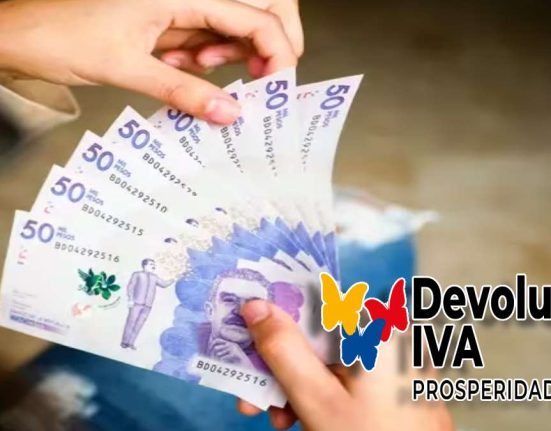 Detalles de Montos-MP Noticias, imagen de unas manos con billetes de 50 mil pesos colombianos, logo de devolución del IVA