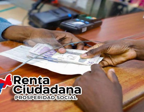 Familias Elegibles-MP Noticias, Manos en ventanilla entregando y recibiendo pesos colombianos