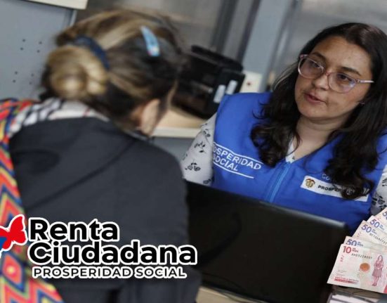 Focalización de Beneficiarios-MP Noticias, mujer con chaleco azul consultando en computador y una mujer de espalda, logo de renta ciudadana, dinero con billetes colombianos de varias denominaciones
