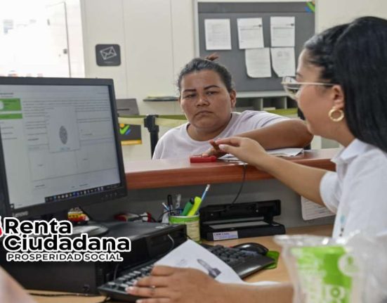 Link Directo Banco Agrario de Colombia-MP Noticias, mujer consultando la huella en la oficina del banco agrario, logo de renta ciudadana
