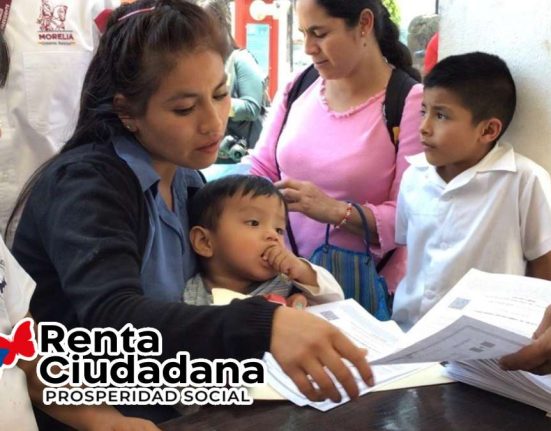 Madres Cabeza de Hogar-Mp Noticias, mujeres madres cabeza de hogar recibiendo documentos, logo de renta ciudadana