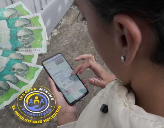 Nuevos Requisitos y Montos-MP Noticias, mujer consultando en el celular, logo de ingreso mínimo garantizado, billetes verdes colombianos