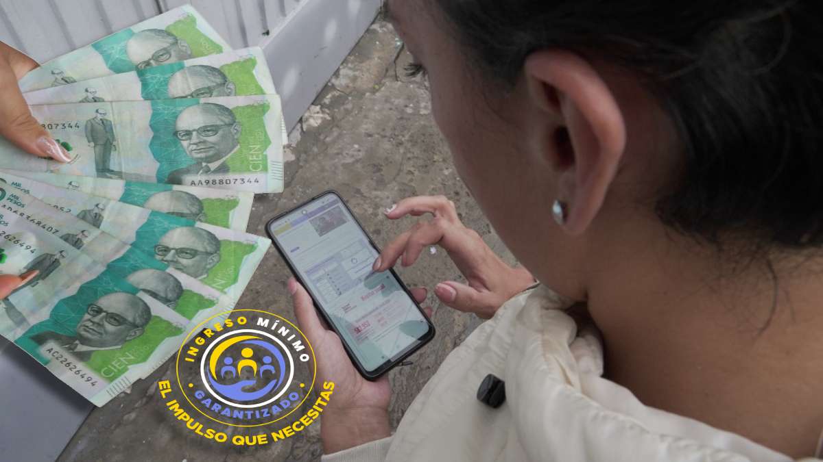 Nuevos Requisitos y Montos-MP Noticias, mujer consultando en el celular, logo de ingreso mínimo garantizado, billetes verdes colombianos