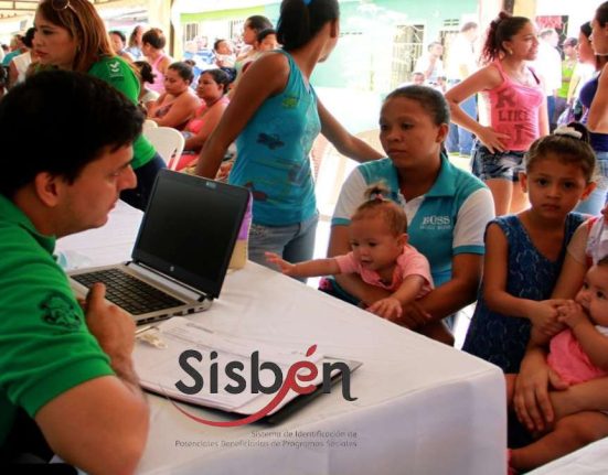 Puntaje Sisbén 2024-MP Noticias, hombre de camisa verde con computador prestando información a grupo de mujeres con niños en bazos