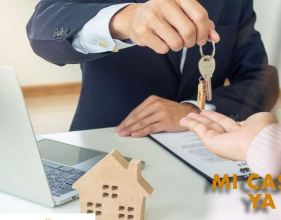 Subsidio de Vivienda-MP Noticias, imagen de un hombre entregando llaves a una mujer, imagen con una casita de madera y computador, logo de Mi Casa YA