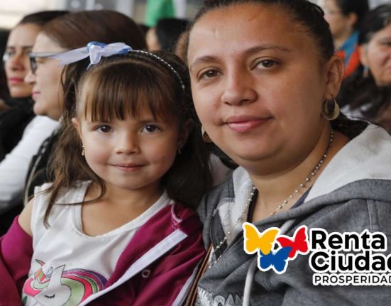 primera focalización-MP Noticias, mujer con niña en brazos, logo de renta ciudadana