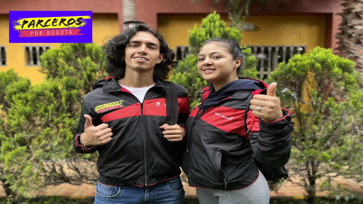 Convocatoria Abierta 2024-MP Noticias, imagen de dos Jovenes alegres con chaquetas negras del programa parceros por Bogotá, logo de parceros por Bogotá