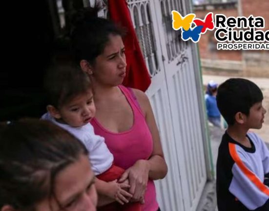 Familias Focalizadas-MP Noticias, imagen de una mujer con niño en brazos y dos niños mas