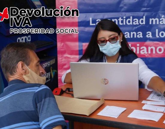 Focalizados en Primer Pago-MP Noticias, persona masculina consultando con una mujer con computador, logo Devolución IVA