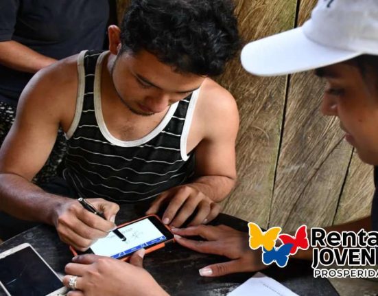 Grupo del Sisbén IV-MP Noticias, imagen de joven firando en un celular, mujer sosteniendo el celular, logo de renta joven