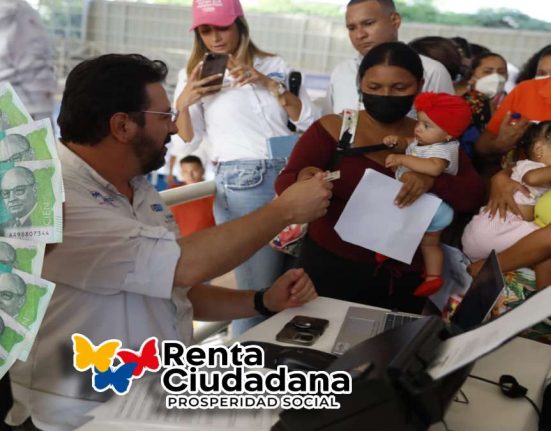 Hogares Focalizados-MP Noticias, imagen de un hombre consultando en computador a mujeres con niño en brazos, logo de renta ciudadana, imagen con billetes de 100 mil pesos colombianos