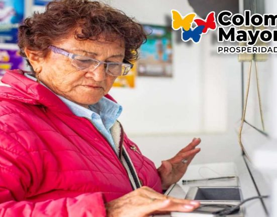 Inician Pagos-MP Noticias, adulta mayor consultando su huella digital en punto de pago, logo de Colombia mayor