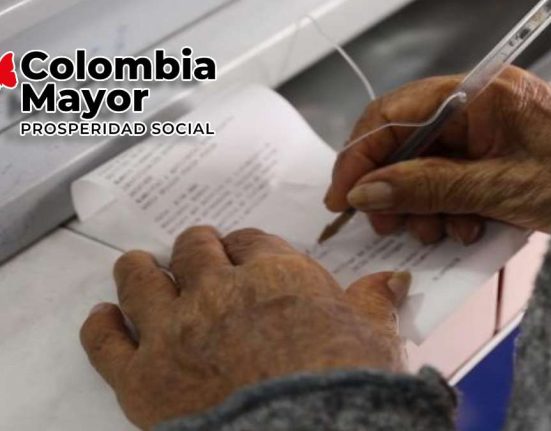 Listado Actualizado-MP Noticias, imagen de manos de adulto mayor firmando un recibo de pago