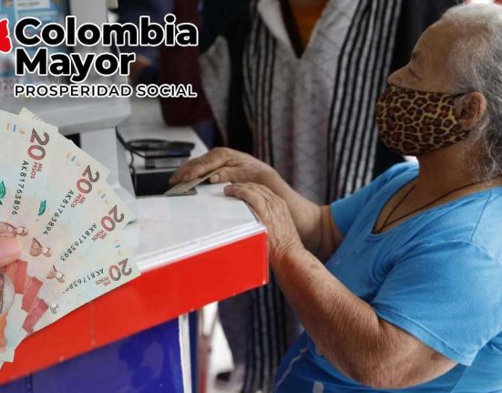 Listado Beneficiarios- MP Noticias, señora mayor verificando pago, logo de Colombia mayor, billetes de 20 mil pesos colombianos
