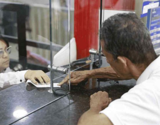 Pagos Colombia Mayor-MP Noticias, imagen de adulto mayor cobrando en ventanilla