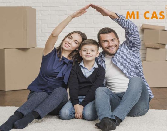 Proceso de Focalización-MP Noticias, imagen de una familia formando figura de una casa con sus manos, logo de Mi Casa YA