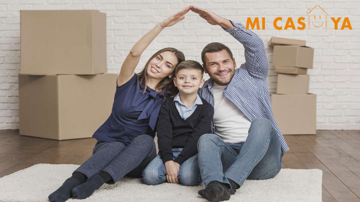 Proceso de Focalización-MP Noticias, imagen de una familia formando figura de una casa con sus manos, logo de Mi Casa YA