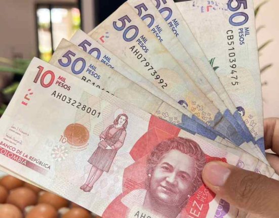 primer pago Devolución del IVA-MP Noticias, imagen de billetes colombianos de 50 y 10 pesos