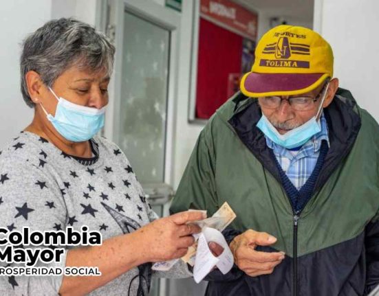 Inician Pagos de Colombia Mayor-MP Noticias, imagen de adultos mayores cobrando, logo de Colombia mayor