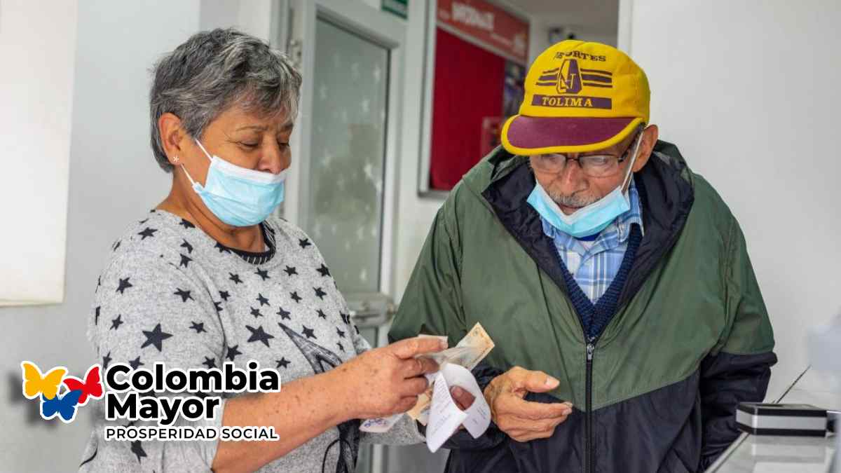 Inician Pagos de Colombia Mayor-MP Noticias, imagen de adultos mayores cobrando, logo de Colombia mayor