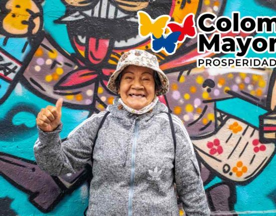 Pago Colombia Mayor 2024-MP Noticias, imagen de mujer de la tercera edad alegre, logo de Colombia mayor