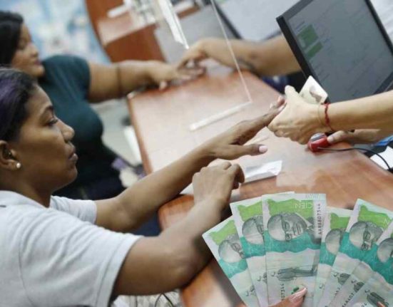 cobrar Renta Ciudadana-MP Noticias, imagen de mujer cobrando, billetes de 100 mil pesos colombianos